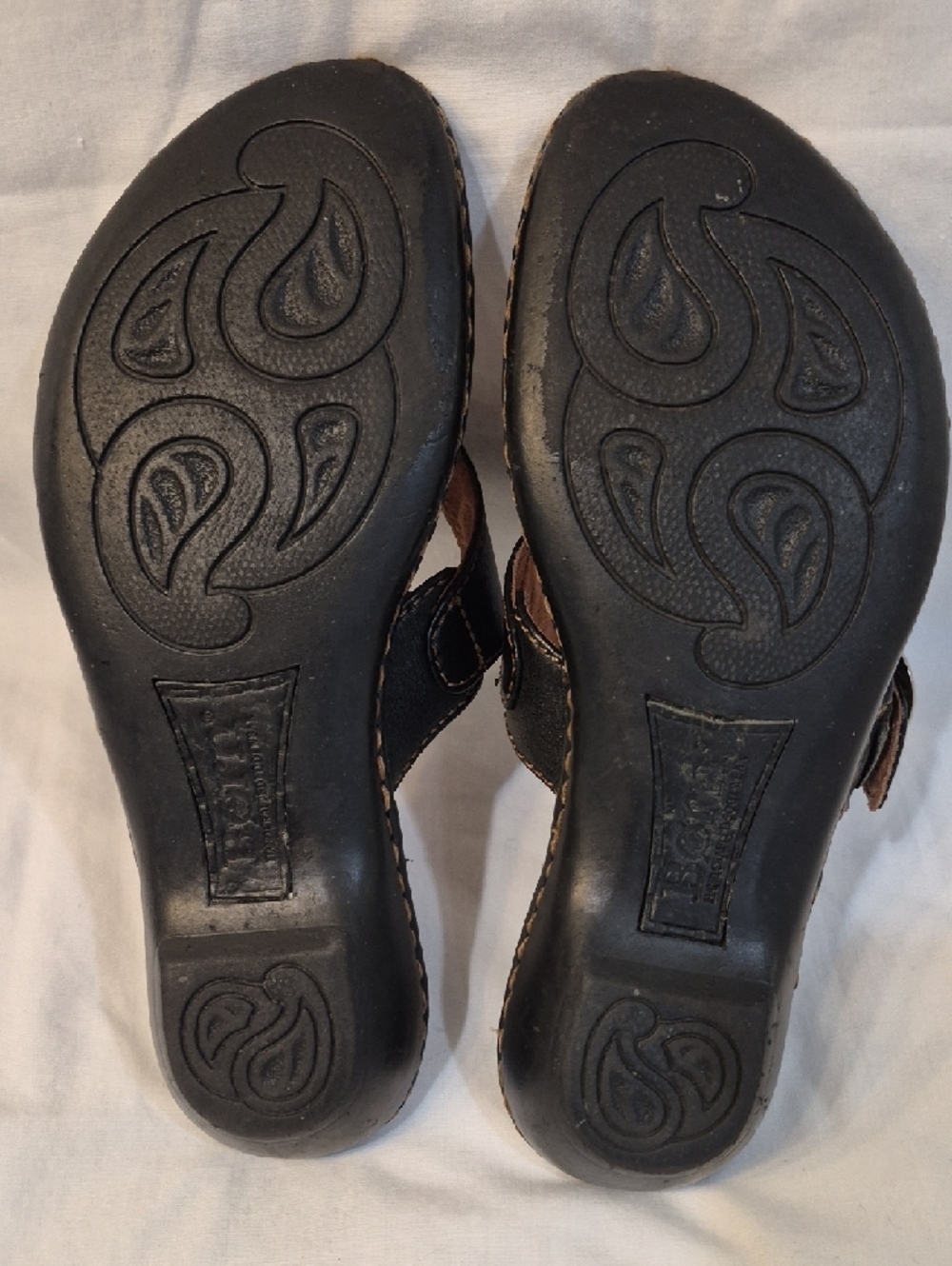 🌟 2 For $ 15 🌟Born Black Leather Thong Sandals with Tan Insole - Picture 6 of 7